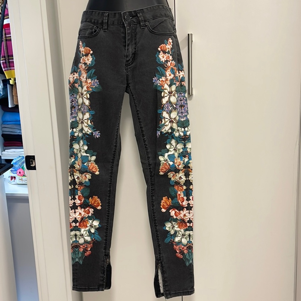 Woman’s Jeans w/Floral Designs